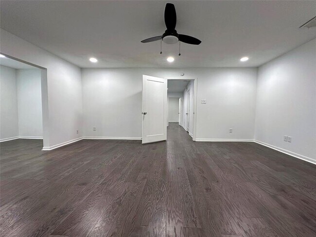 Building Photo - 5528 Beverly Hill St