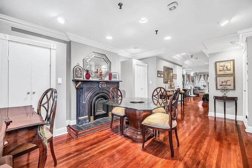 Building Photo - 163 E 71st St