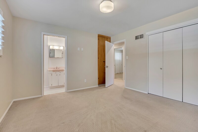 Building Photo - 3998 S Oliver Dr