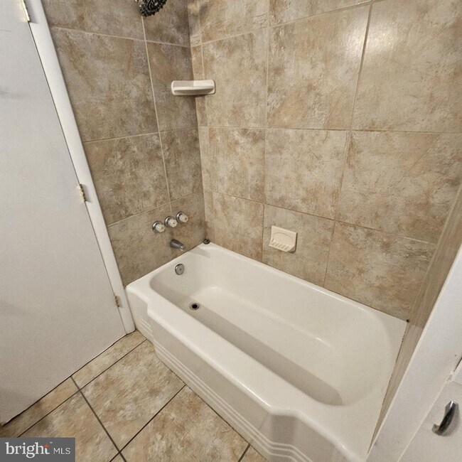 Building Photo - 1232 N Main St