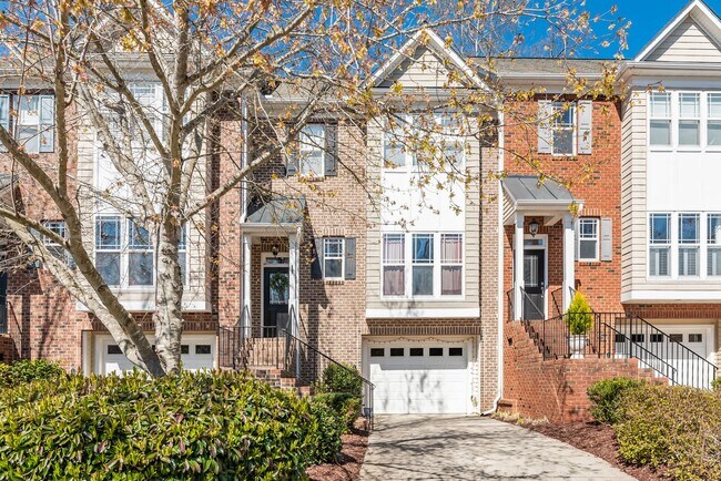 Building Photo - Beautiful 2 bedroom 2.5 bath Townhome w/Garage