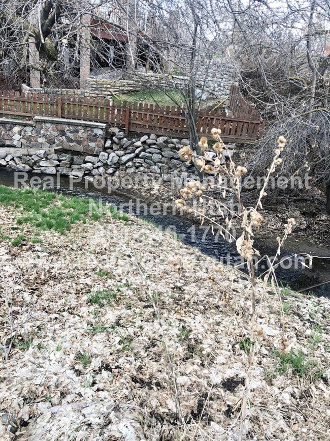Building Photo - Updated 5 Bedroom 5 Bath Home in Layton Av...