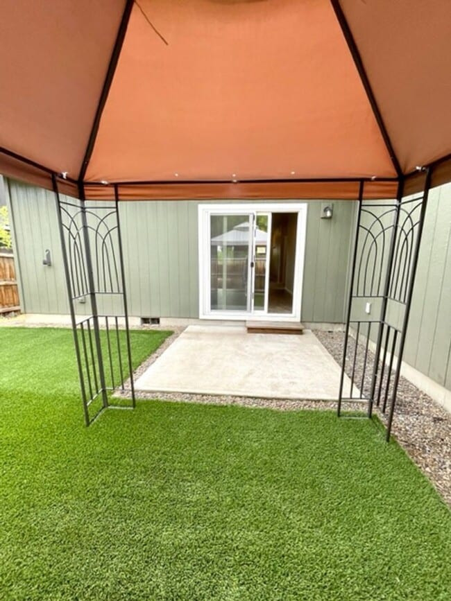 Building Photo - Beautiful 3 Bedroom Single Level home in SE Bend!