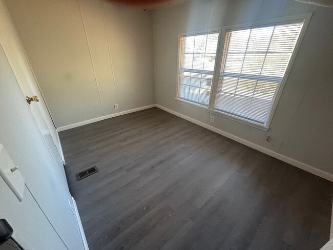 Building Photo - FOR RENT