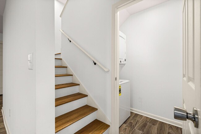 Building Photo - Spacious Rental Minutes from Downtown Nashville!