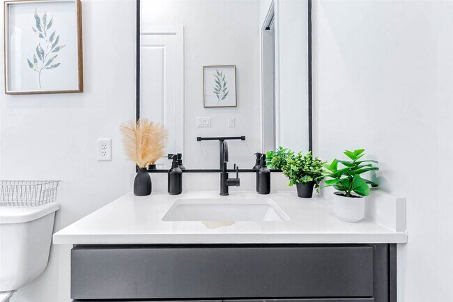 Building Photo - 334 Eastwood St