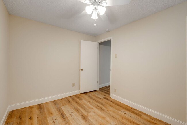 Building Photo - 91 Circle Dr