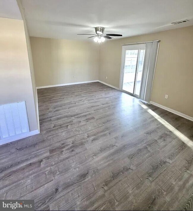 Building Photo - 525 Blackbird Dr