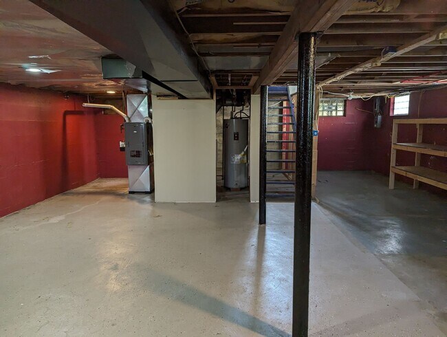 Building Photo - AVAILABLE NOW! - 2 Bedroom / 1 Bath Home i...