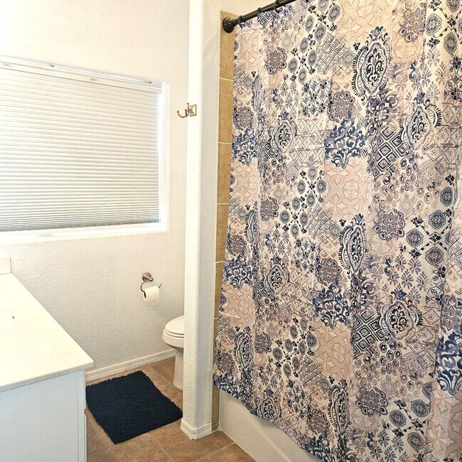 Building Photo - Golf Course Rental Property!