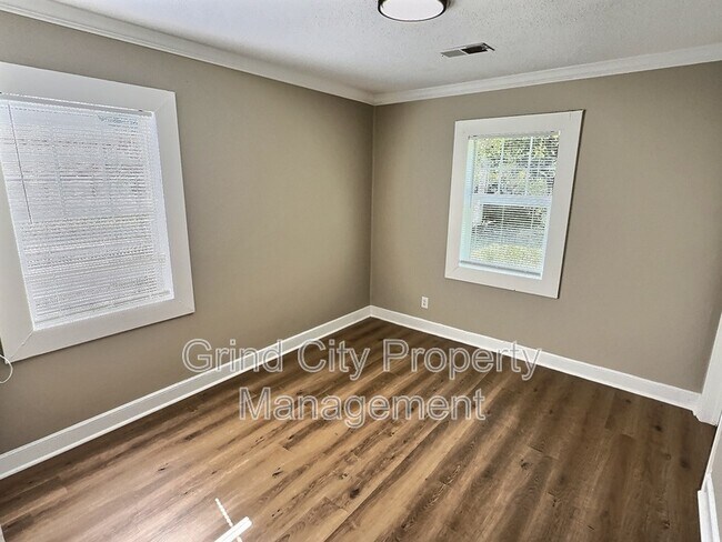 Building Photo - 1065 N Holmes St