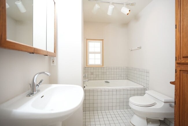 Building Photo - Charming Three Bedroom West Park Neighborh...