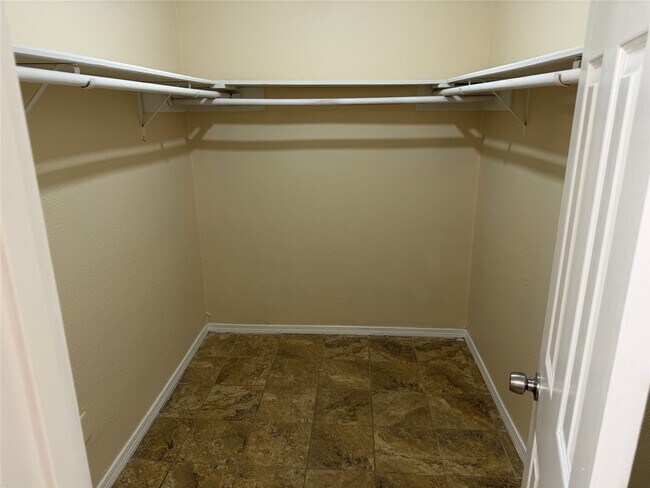 Building Photo - 9 Dewthread Ct