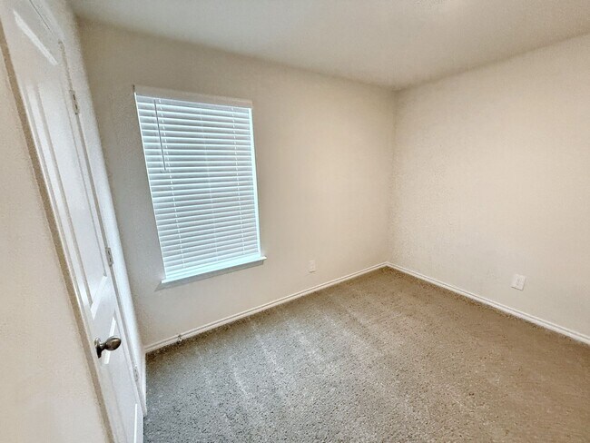 Building Photo - 4/2 in Sweetwater Springs Community, Sherman