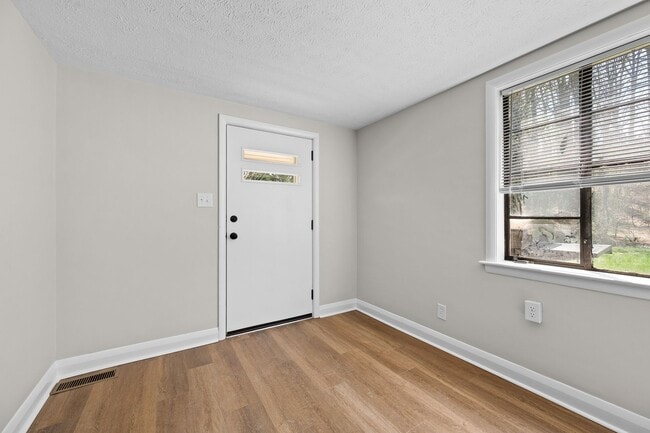 Building Photo - 805 McCausland St