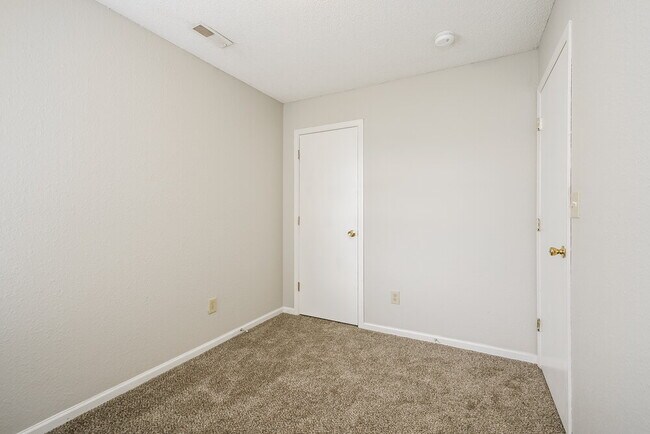 Building Photo - 1653 Farm Meadow Dr