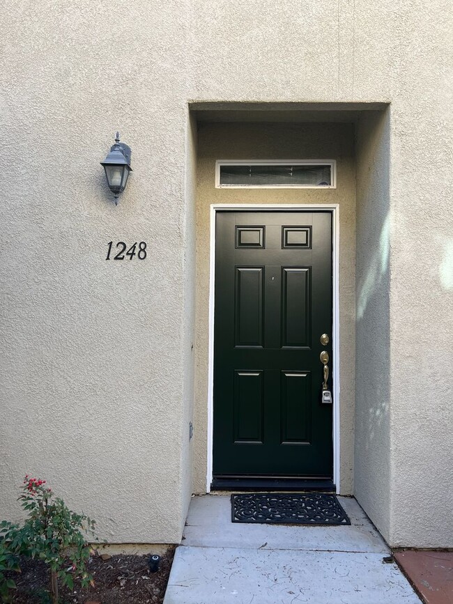 Building Photo - Eastlake Beauty 3 bedroom, 2.5 Bath