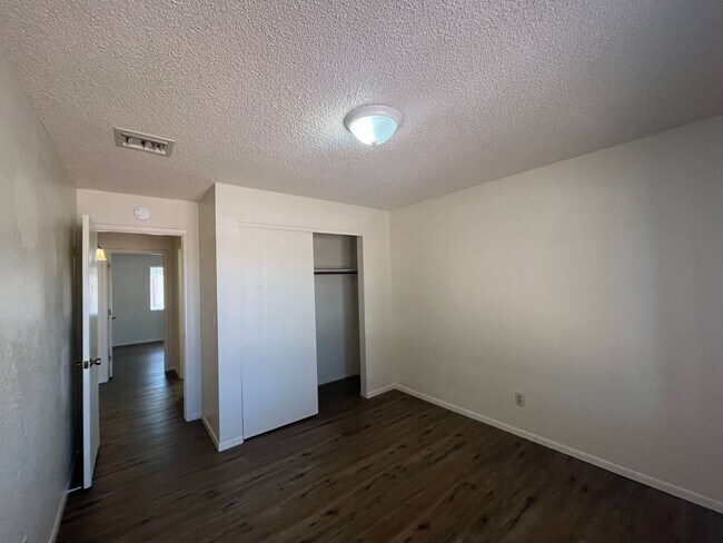 Building Photo - Spacious 3 bedroom with den.