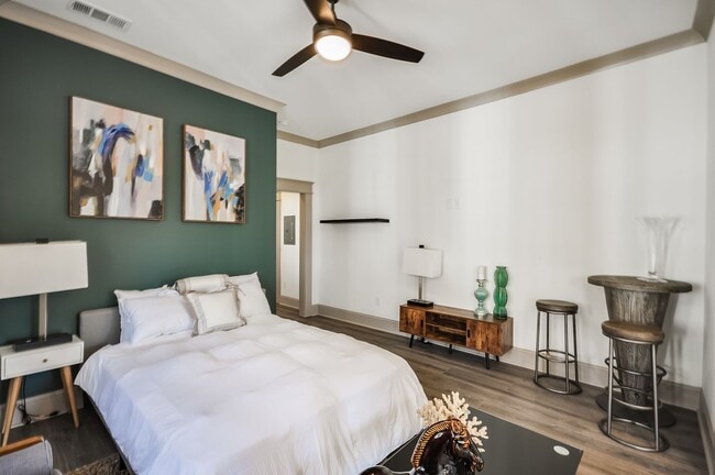 Building Photo - Beautifully Updated Midtown Studio Apartment Walking Distance to Piedmont Park!