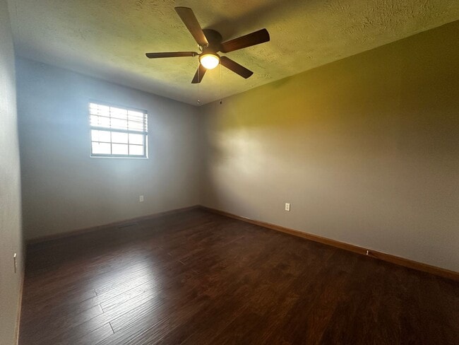 Building Photo - E. Morristown - 2 bed/1 bath duplex with b...