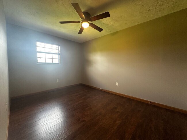 Building Photo - E. Morristown - 2 bed/1 bath duplex with basement garage