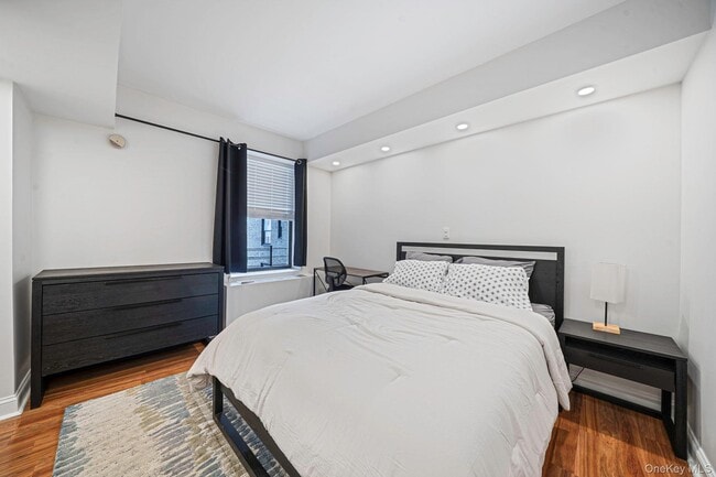 Building Photo - 150 W 51st St