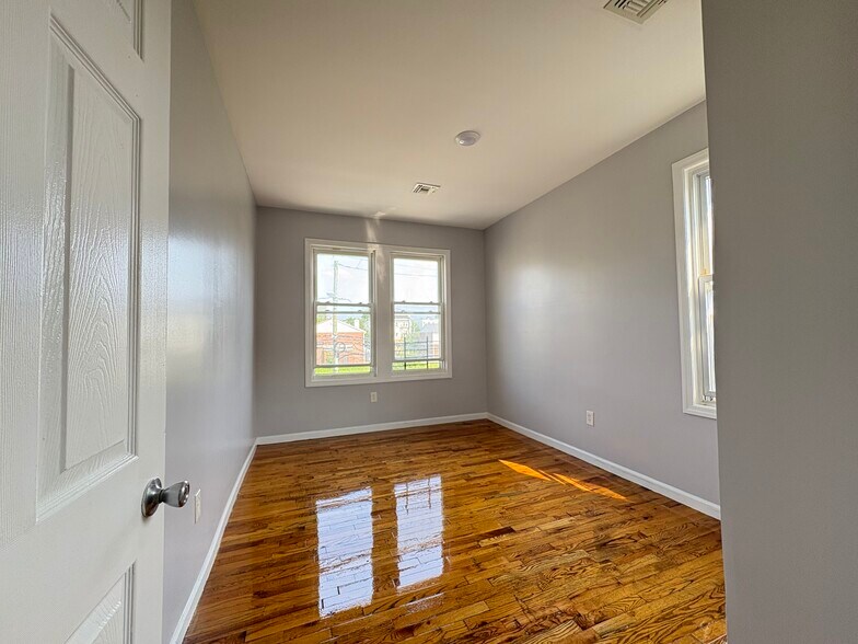 2L - 641 15th Ave