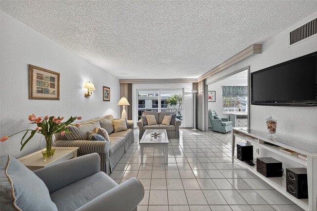 Building Photo - 6417 Bay Club Dr