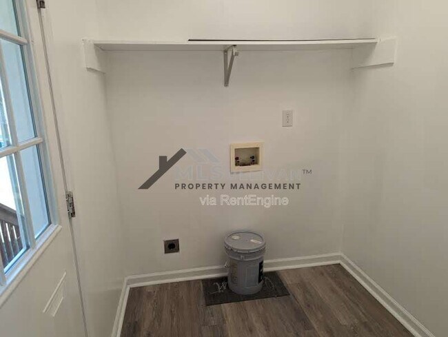 Building Photo - 200 Belle Ct