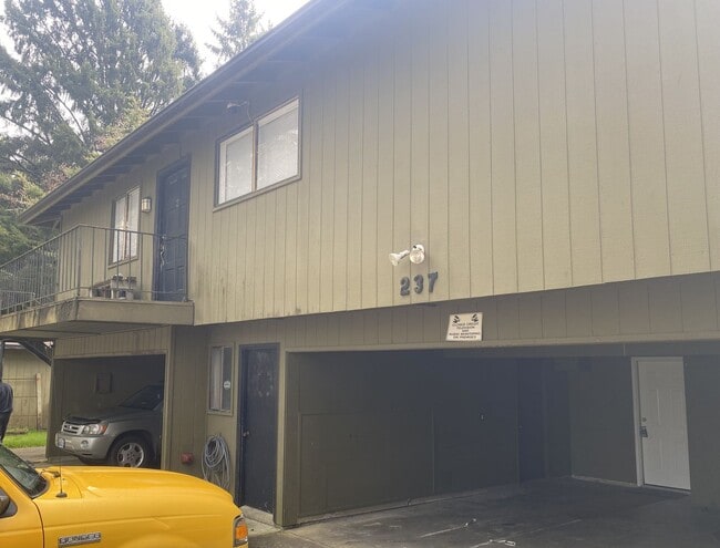 Building Photo - Woodhill Ave (237)