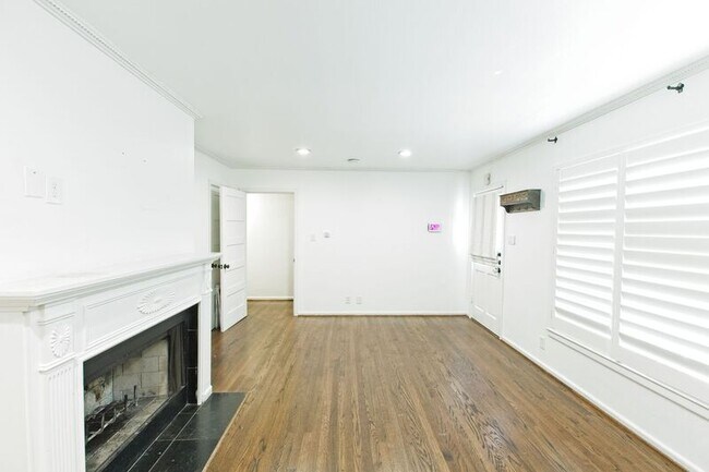 Building Photo - 11137 Sinclair Ave