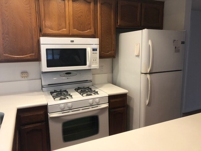 Building Photo - 4732 Lakeview Ave