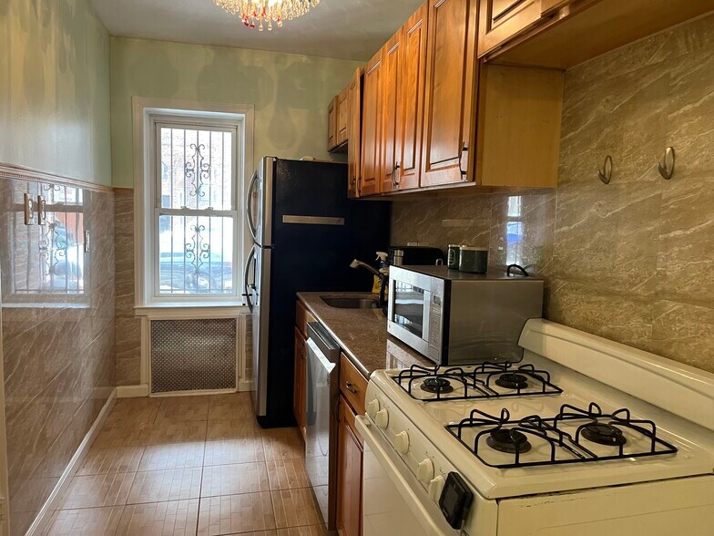 Primary Photo - 156 96th St