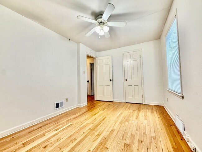 Building Photo - 621-623 E 63rd Terrace