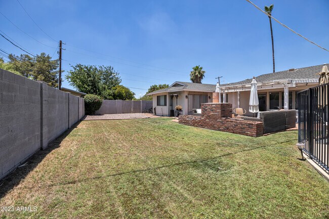 Building Photo - 6035 E Calle Del Paisano