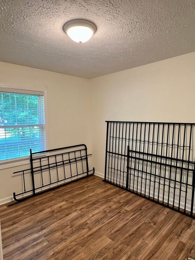 Building Photo - 3 Bedroom home for rent in Hendersonville!