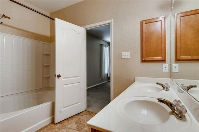Building Photo - Large 4 Bedroom 3.5 Bath Now Avaliable
