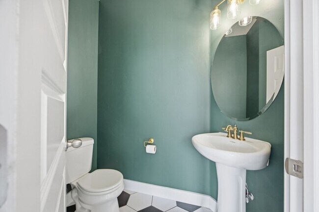 Building Photo - Stunning townhome on Sleepy Ridge