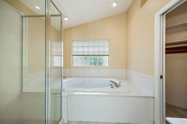 Building Photo - Alder Creek Estates Home available**Gated Community**Minutes from Rogue Regional Medical Center o...