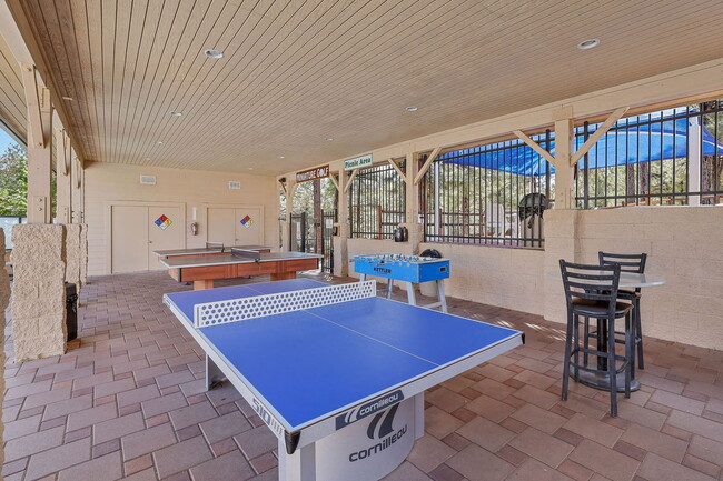 Building Photo - 2650 Valley View Dr