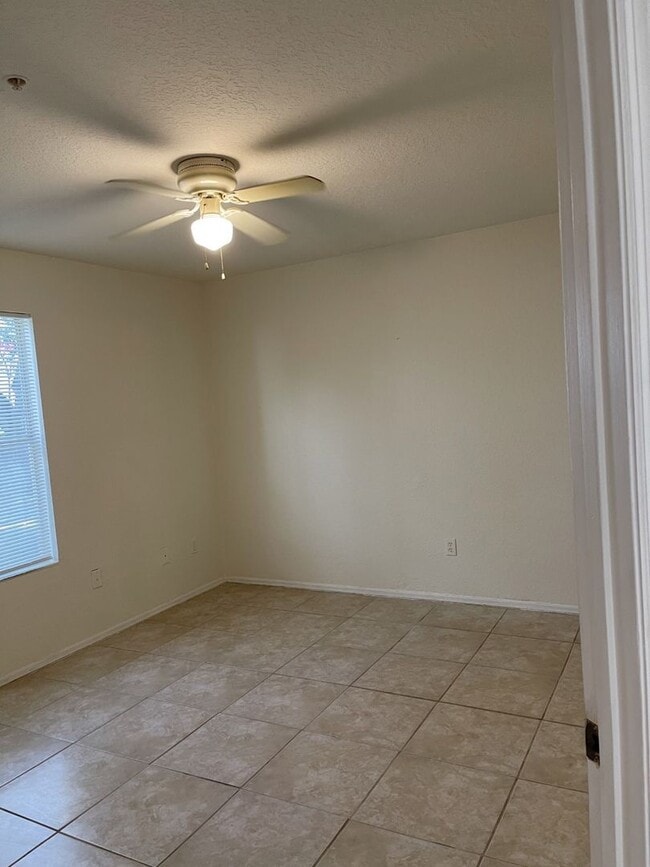 Building Photo - Beautiful 1st floor, 3 bedroom/2 bath cond...