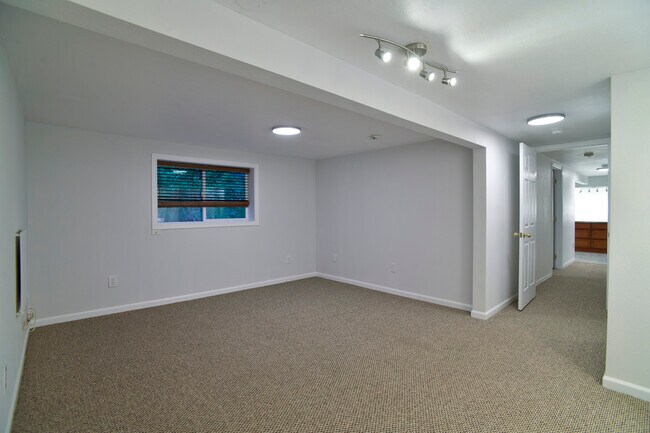 Building Photo - 809 S Summit Ave