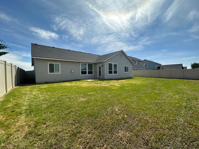 Building Photo - Beautiful 3bed, 2bath, 3car 1,948sq.ft. ho...