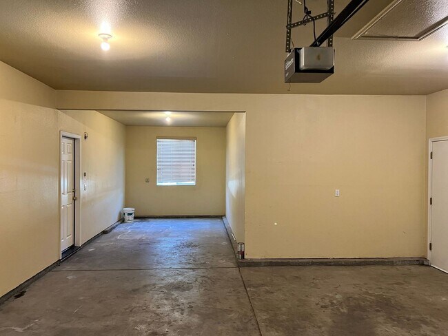 Building Photo - Beautiful home in Reflections gated community