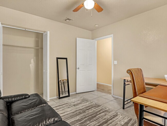 Building Photo - 1950 Wisteria St