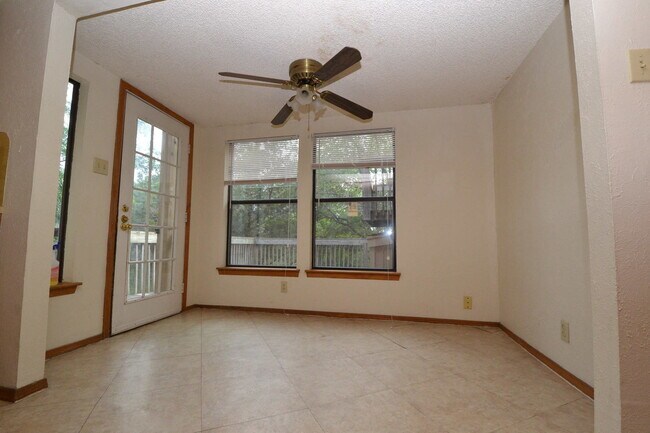 Building Photo - Large 3/2 in Great Hills w/ Treetop Views