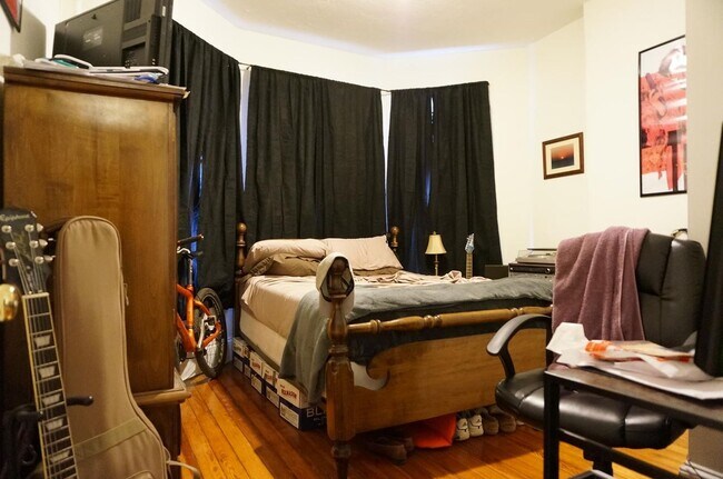 Building Photo - Large 2 bed unit on the Green Line with heat and water included!