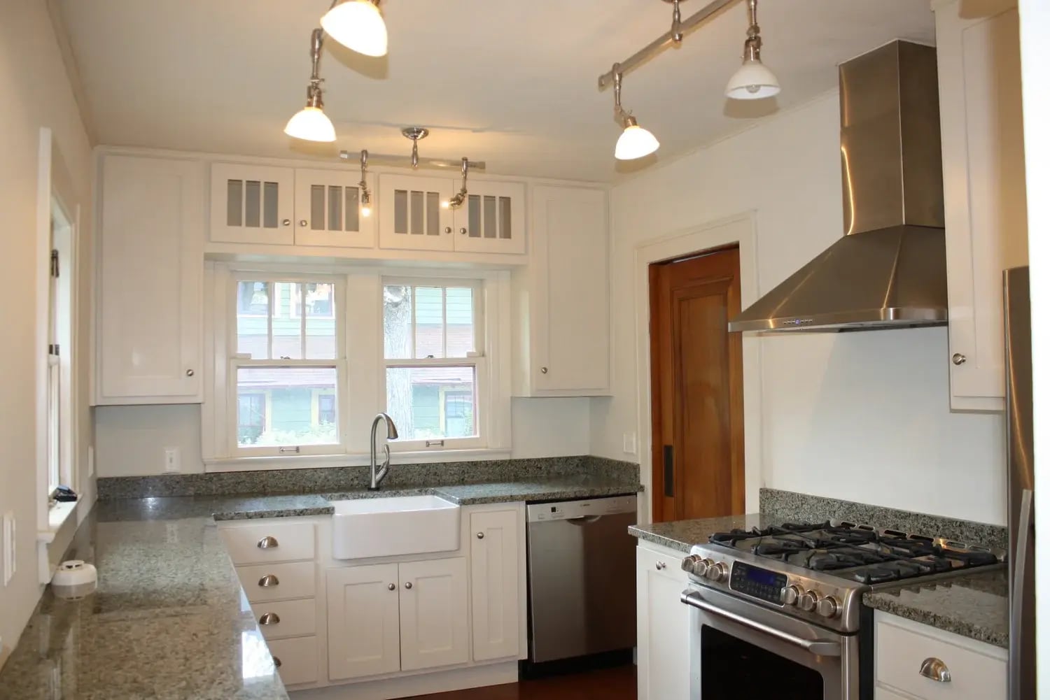 Building Photo - 810 E 1st St