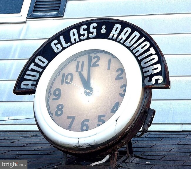 Building Photo - 659 N Main St