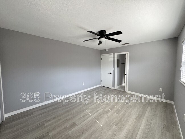 Building Photo - 3028 Clewiston St